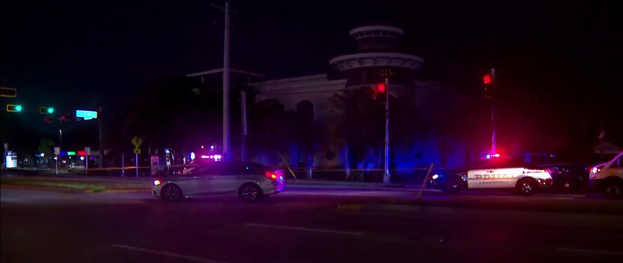 Patrulla de la policía de Lauderhill con luces de emergencia en la escena en North State Road 7, cerca del Lauderhill Mall