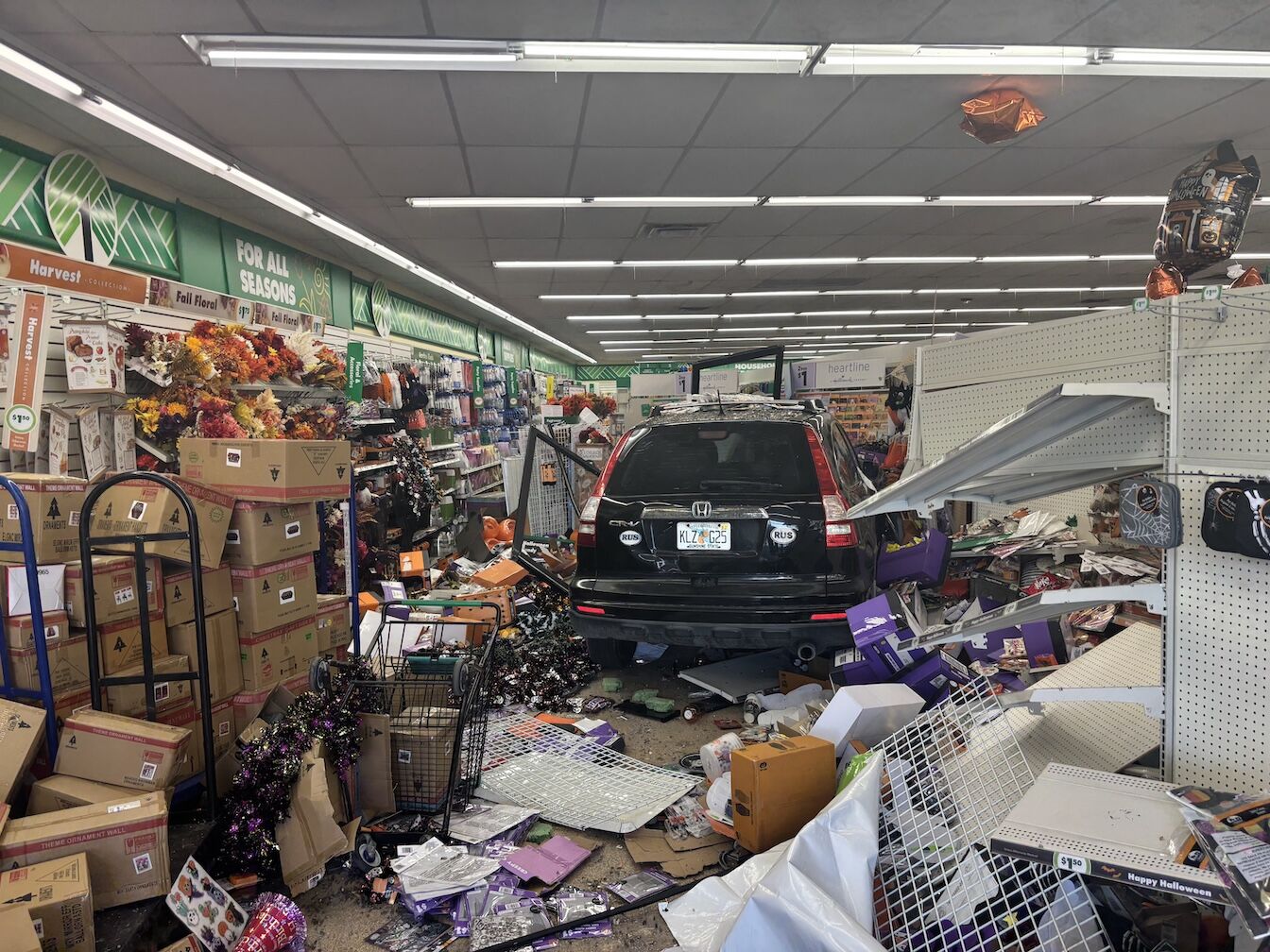 Imagen de Keys News de un Honda CR-V negro dentro de un pasillo de Dollar Tree en Marathon tras un choque contra el escaparate