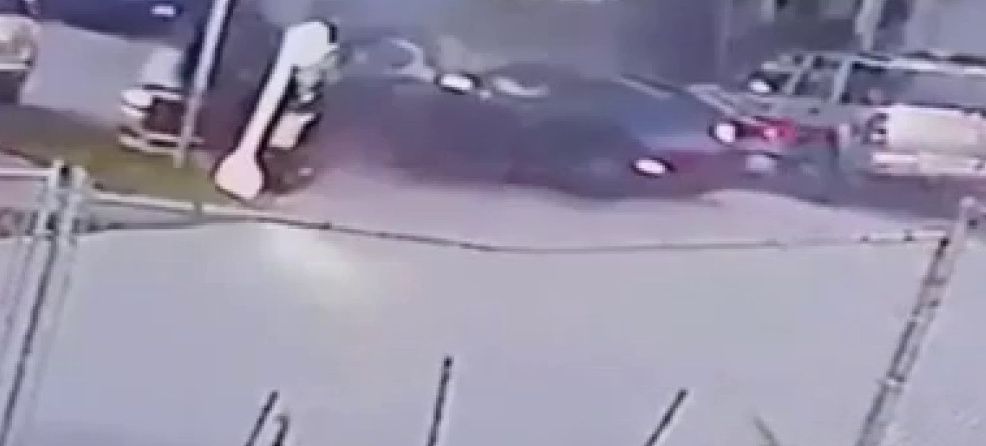 Imagen de vigilancia residencial de Local 10 del choque cerca de NW 51st Terrace en el noroeste de Miami-Dade